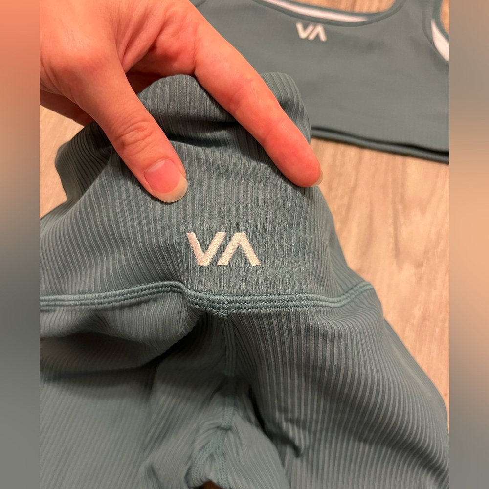 RVCA Workout Set - Picture 2 of 4